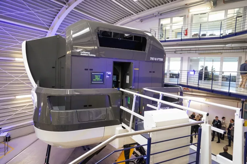 Exterior del nuevo simulador de Boeing 787-9 modelo  CAE 7000XR Full Flight Simulator (FFS) de Lufthansa Aviation Training. Foto: Austrian Airlines / DBS