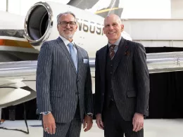 Michael Amalfitano (izquierda), presidente y director ejecutivo de Embraer Executive Jets, junto a Michael Silvestro, director ejecutivo de Flexjet tras la firma del acuerdo.