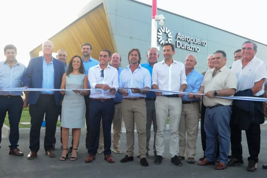 Foto de la inauguración en Uruguay del nuevo Aeropuerto Internacional de Durazno.