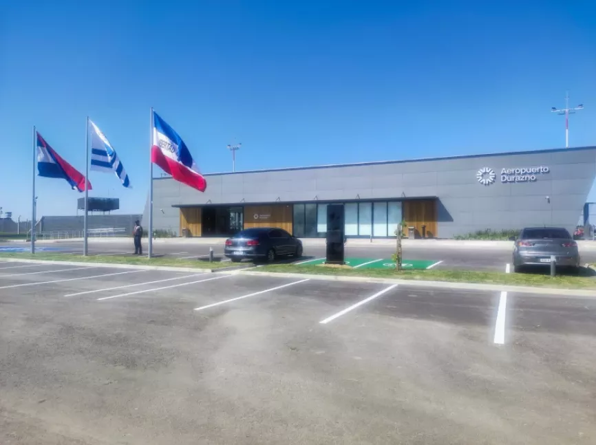 Foto de la inauguración en Uruguay del nuevo Aeropuerto Internacional de Durazno.