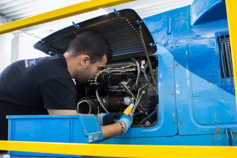 Tcnico de mantenimiento de aeronaves (TMA) en las instalaciones de Aviation Group.