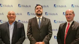 El nuevo presidente de la Fbrica Argentina de Aviones (FADEA), Julio Manco (en el centro), junto a Emilio Magnaghi y Pablo Sole. 