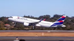 Avin de Latam Airlines en vuelo sobre la pista de aterrizaje. 