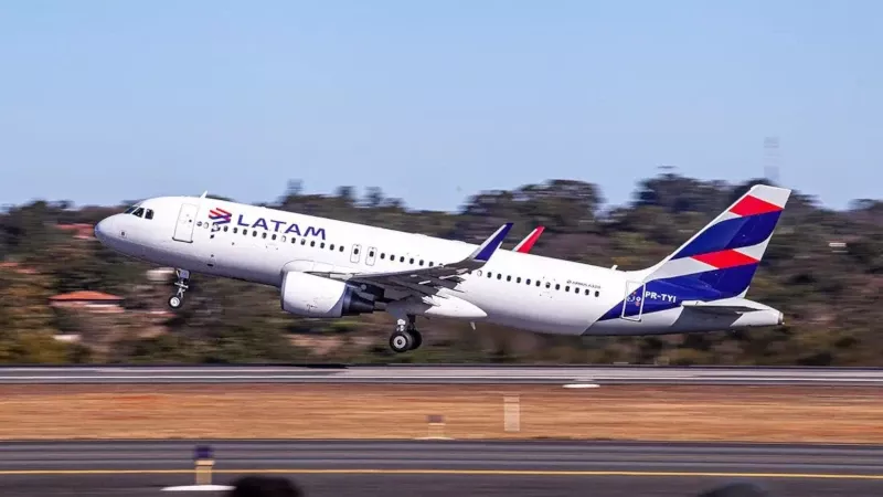 Avin de Latam Airlines en vuelo sobre la pista de aterrizaje. 