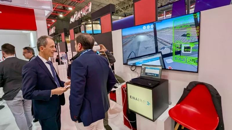 Pedro Duque, presidente de Hispasat, visita el espacio de Enaire en el Mobile World Congress