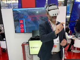 Un usuario probando el simulador GammaSimVR en el Mobile World Congress 2025.