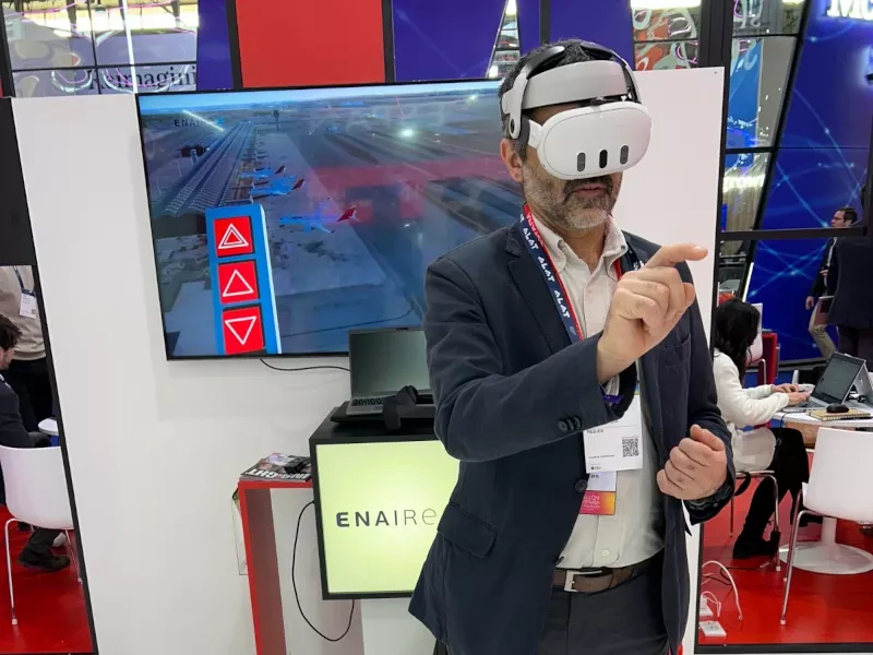 Un usuario probando el simulador GammaSimVR en el Mobile World Congress 2025.