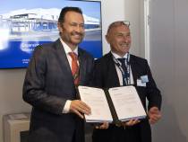 Mauricio Kuri González, gobernador del Estado de Querétaro (Izq), y Laurent Mazoué, vicepresidente Ejecutivo de Operaciones de Airbus Helicopters, tras la firma del acuerdo de cooperación por el que se crearán 200 nuevos puestos de trabajo.