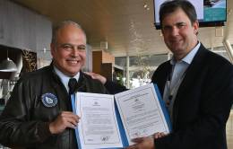 Entrega el certificado por el cumplimiento del Reglamento Aeronáutico Latinoamericano (LAR) 139.
