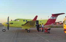 Avión Beechcraft B250 medicalizado en el aeropuerto.